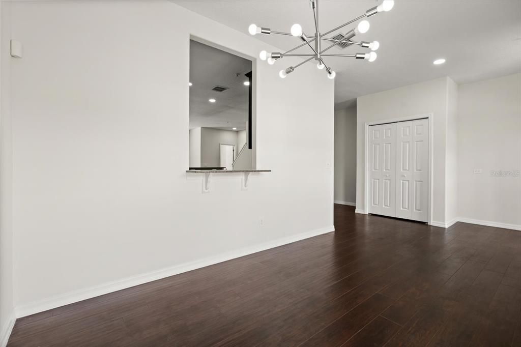 En Venta: $374,000 (4 camas, 3 baños, 2210 Pies cuadrados)