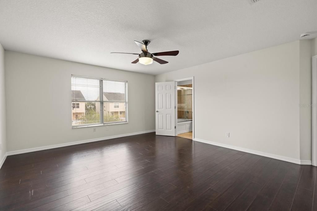 En Venta: $374,000 (4 camas, 3 baños, 2210 Pies cuadrados)