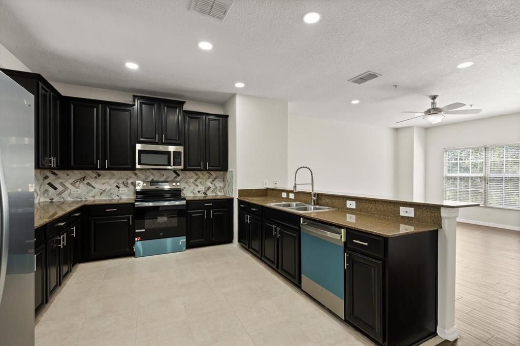 En Venta: $374,000 (4 camas, 3 baños, 2210 Pies cuadrados)