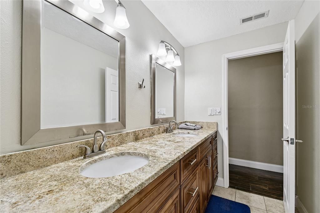 待售: $1,230,000 (5 贝兹, 4 浴室, 4651 平方英尺)