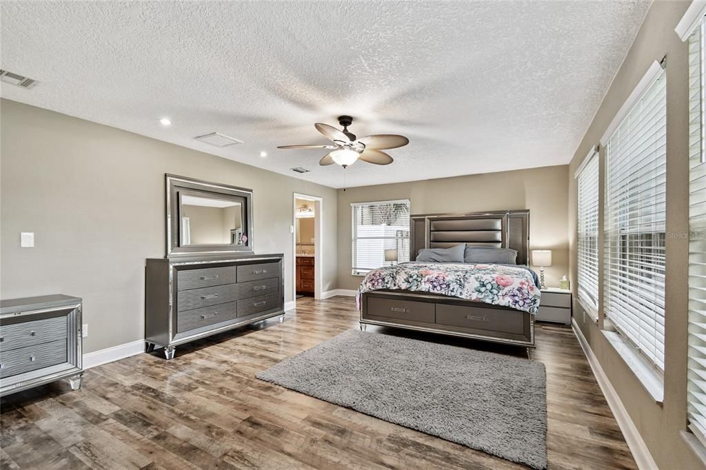 待售: $1,230,000 (5 贝兹, 4 浴室, 4651 平方英尺)