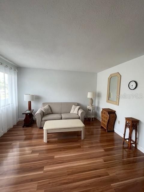 For Sale: $89,900 (1 beds, 1 baths, 608 Square Feet)