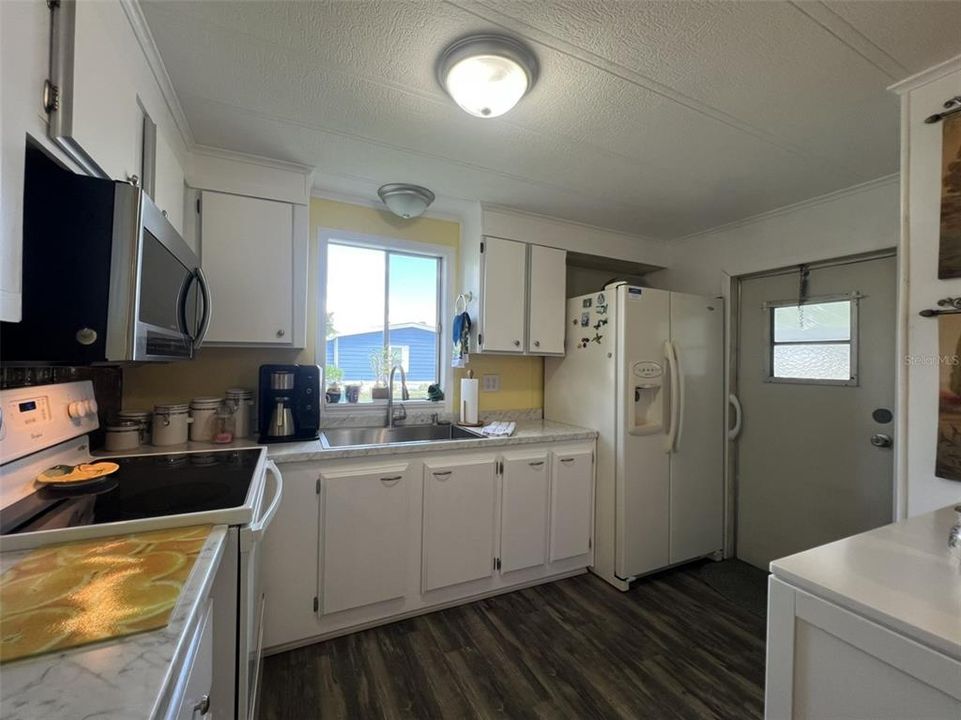 For Sale: $137,500 (2 beds, 2 baths, 925 Square Feet)