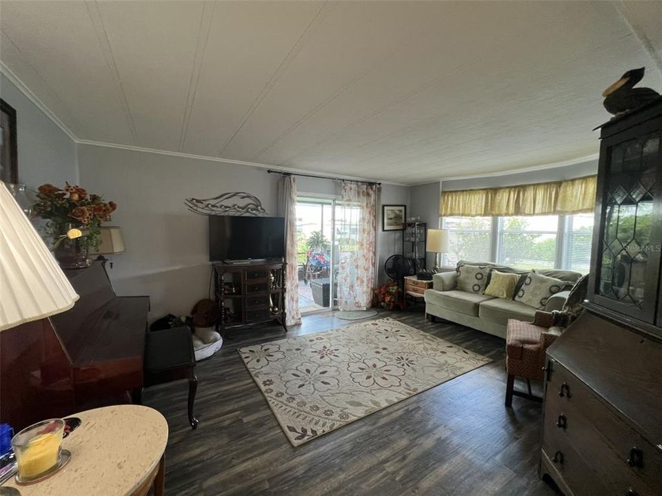 For Sale: $137,500 (2 beds, 2 baths, 925 Square Feet)