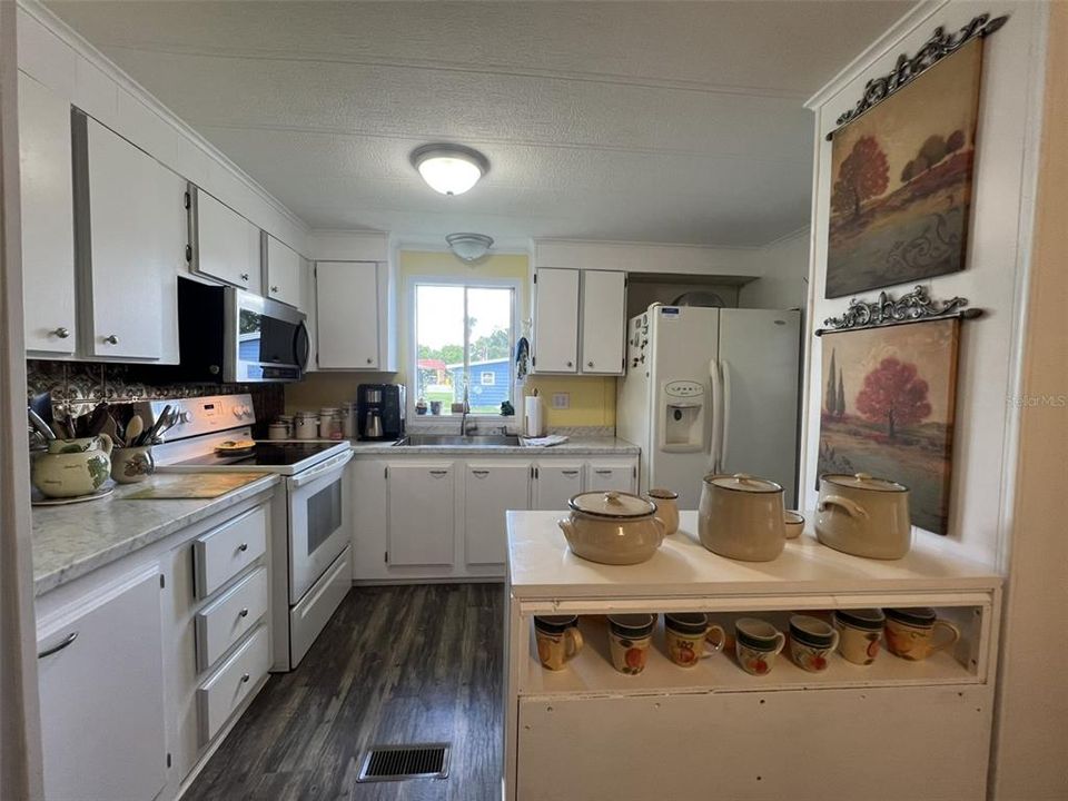 For Sale: $137,500 (2 beds, 2 baths, 925 Square Feet)