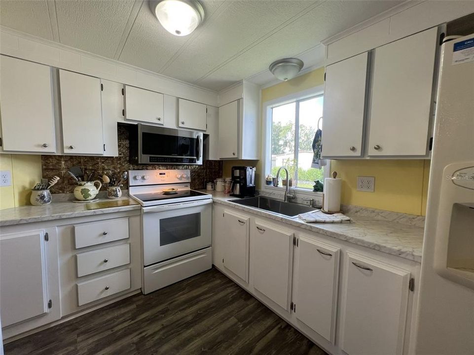 For Sale: $137,500 (2 beds, 2 baths, 925 Square Feet)