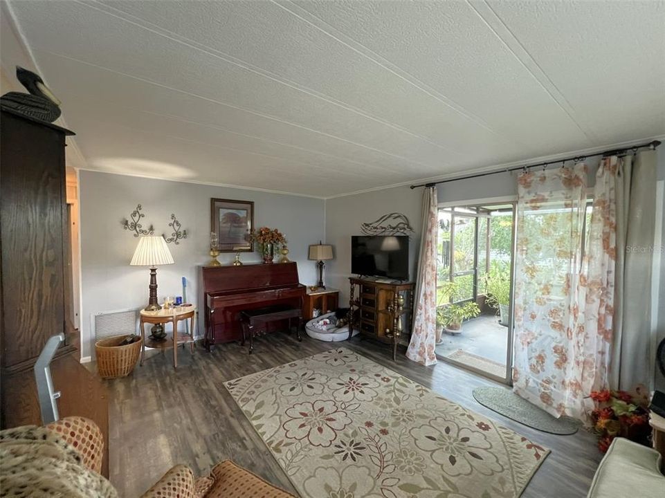 For Sale: $137,500 (2 beds, 2 baths, 925 Square Feet)