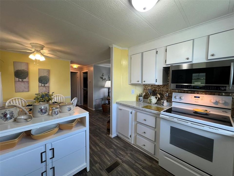 For Sale: $137,500 (2 beds, 2 baths, 925 Square Feet)