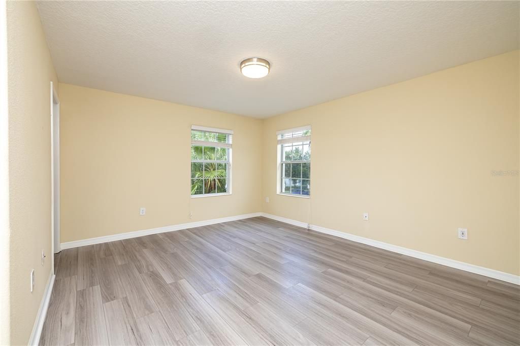 Activo con contrato: $420,000 (3 camas, 2 baños, 1748 Pies cuadrados)