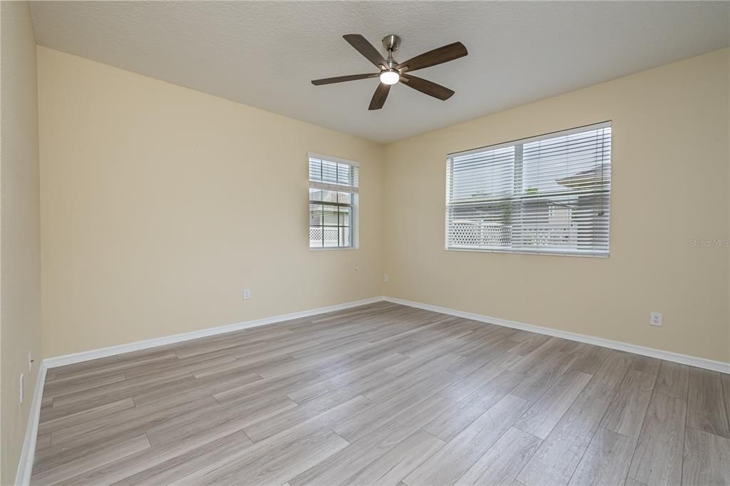 Activo con contrato: $420,000 (3 camas, 2 baños, 1748 Pies cuadrados)