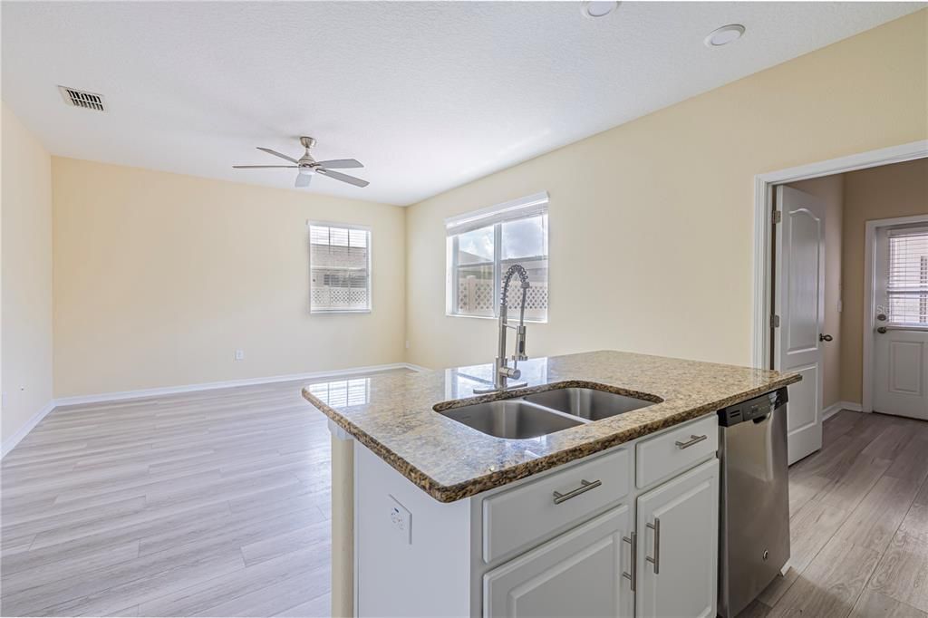 Activo con contrato: $420,000 (3 camas, 2 baños, 1748 Pies cuadrados)