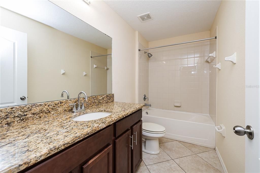 Activo con contrato: $420,000 (3 camas, 2 baños, 1748 Pies cuadrados)