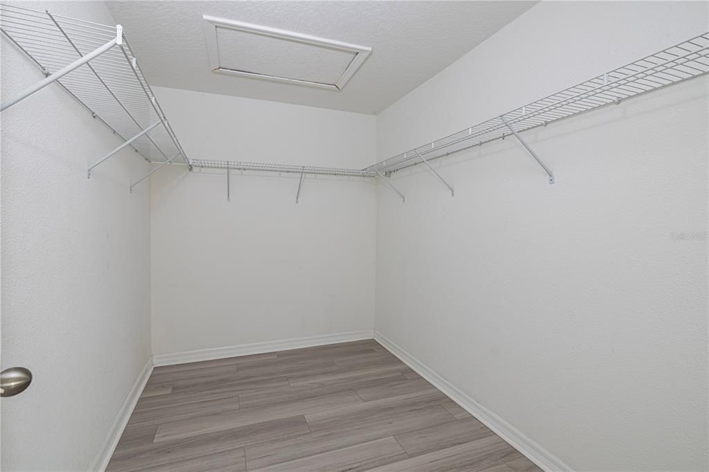 Activo con contrato: $420,000 (3 camas, 2 baños, 1748 Pies cuadrados)