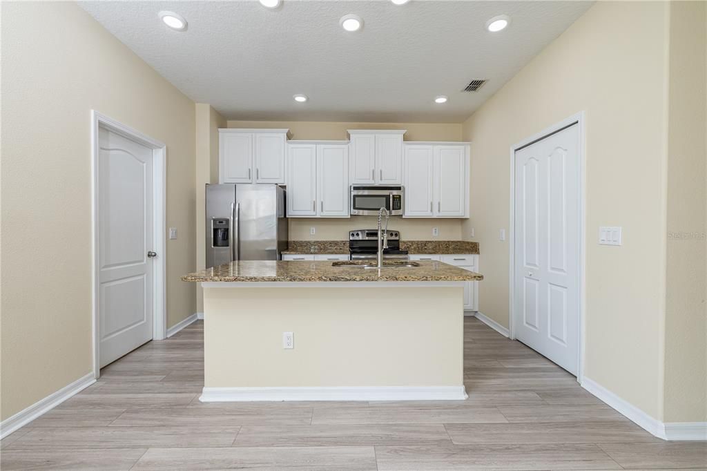 Activo con contrato: $420,000 (3 camas, 2 baños, 1748 Pies cuadrados)