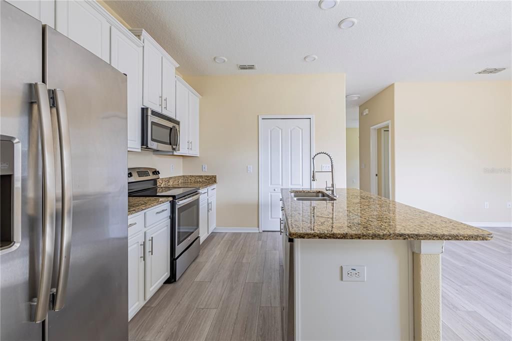 Activo con contrato: $420,000 (3 camas, 2 baños, 1748 Pies cuadrados)