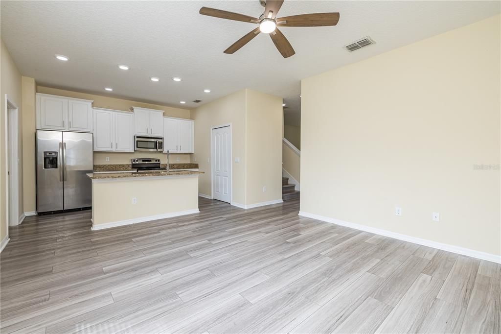 Activo con contrato: $420,000 (3 camas, 2 baños, 1748 Pies cuadrados)