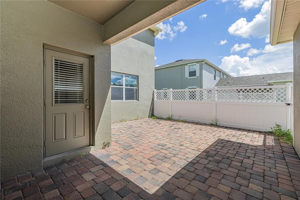 Activo con contrato: $420,000 (3 camas, 2 baños, 1748 Pies cuadrados)