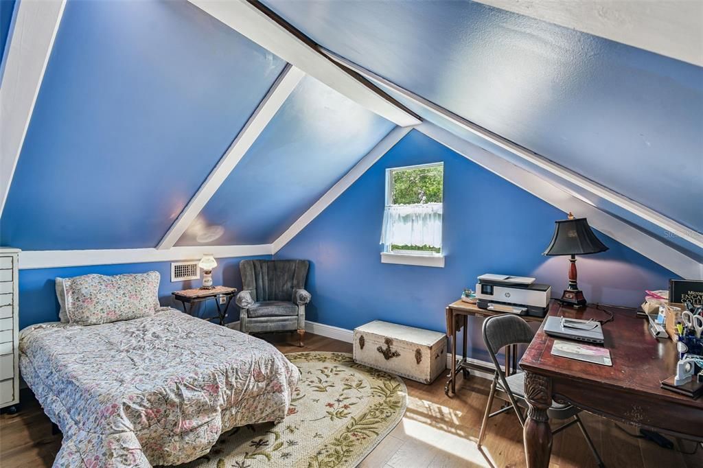 For Sale: $875,000 (5 beds, 3 baths, 3600 Square Feet)