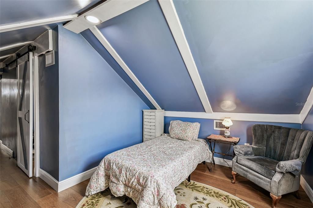 For Sale: $875,000 (5 beds, 3 baths, 3600 Square Feet)