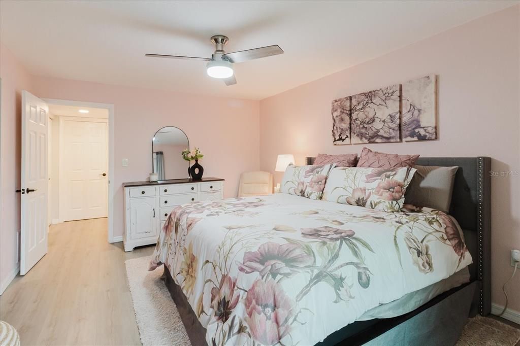 待售: $169,500 (2 贝兹, 1 浴室, 917 平方英尺)