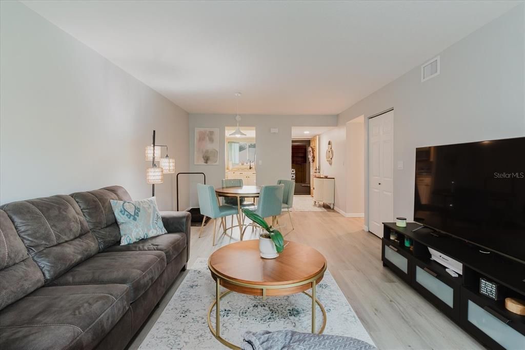 待售: $169,500 (2 贝兹, 1 浴室, 917 平方英尺)