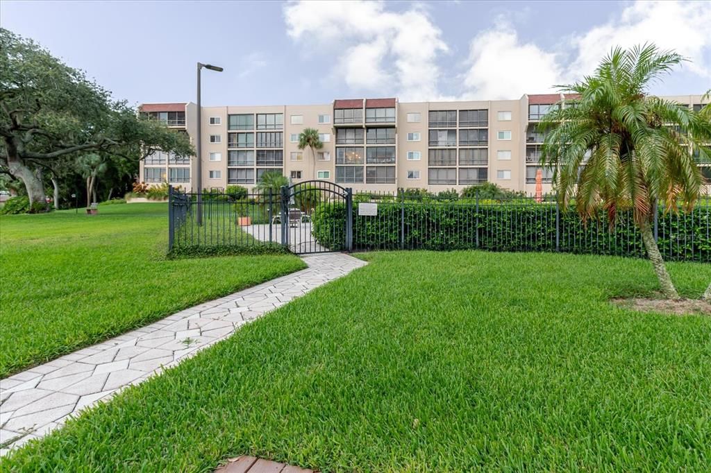 待售: $169,500 (2 贝兹, 1 浴室, 917 平方英尺)