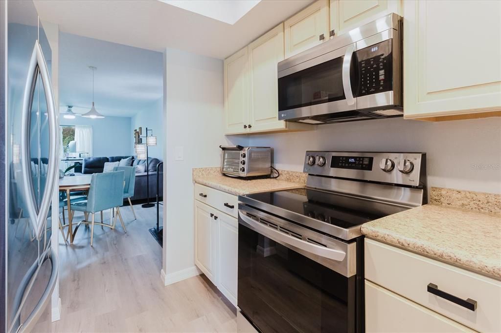 待售: $169,500 (2 贝兹, 1 浴室, 917 平方英尺)