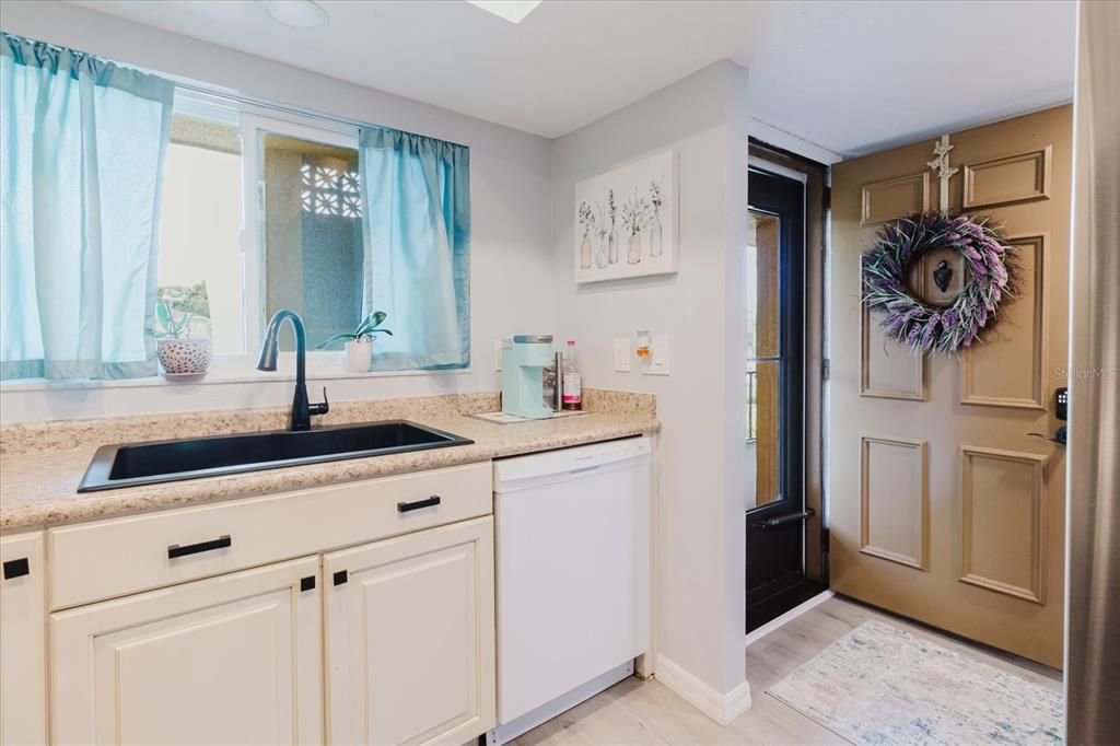 待售: $169,500 (2 贝兹, 1 浴室, 917 平方英尺)