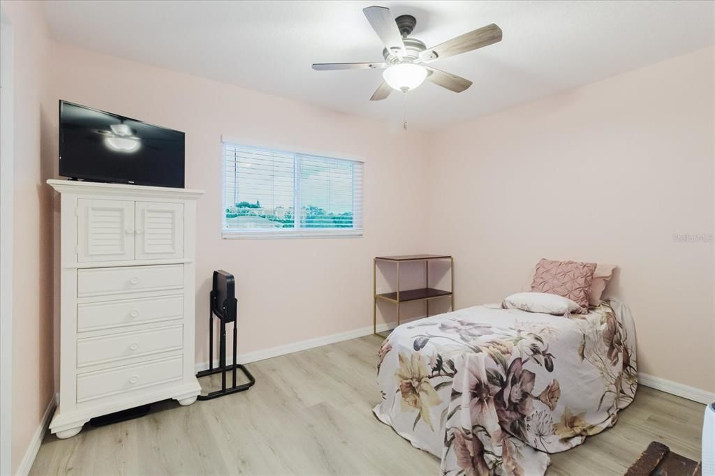 待售: $169,500 (2 贝兹, 1 浴室, 917 平方英尺)