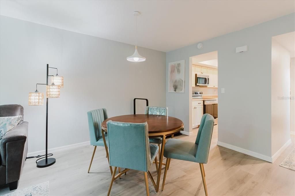 待售: $169,500 (2 贝兹, 1 浴室, 917 平方英尺)