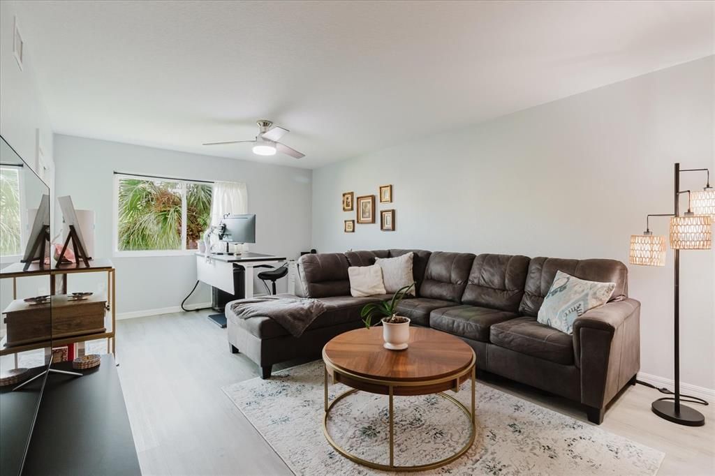 待售: $169,500 (2 贝兹, 1 浴室, 917 平方英尺)