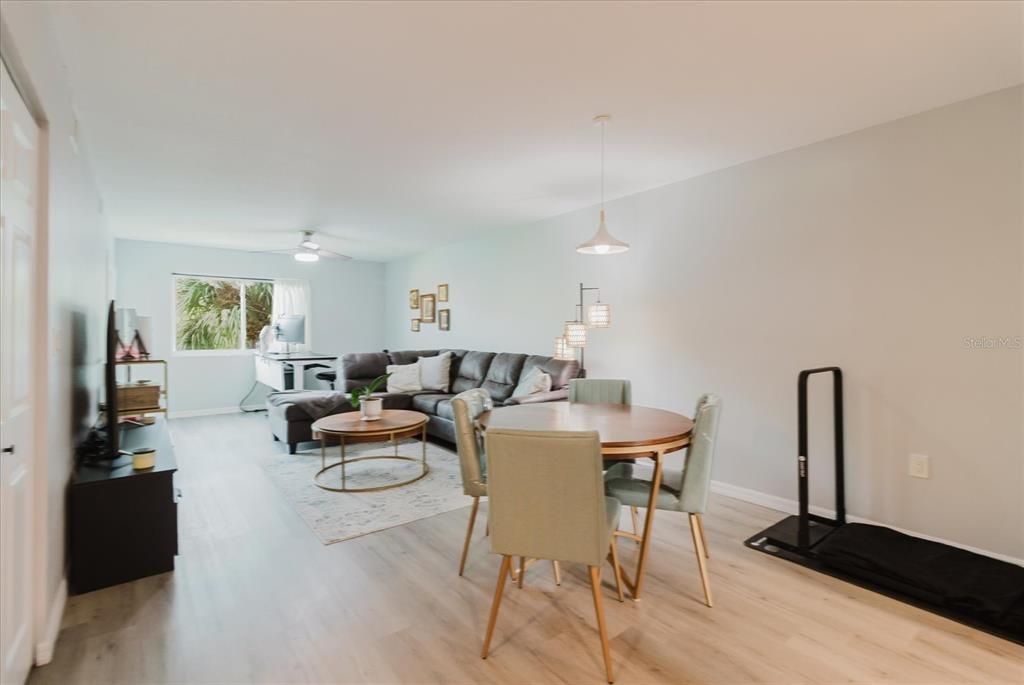 待售: $169,500 (2 贝兹, 1 浴室, 917 平方英尺)