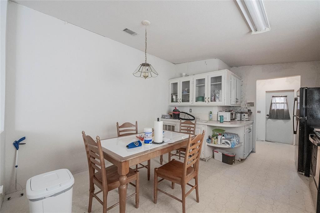 For Sale: $199,900 (3 beds, 2 baths, 1456 Square Feet)