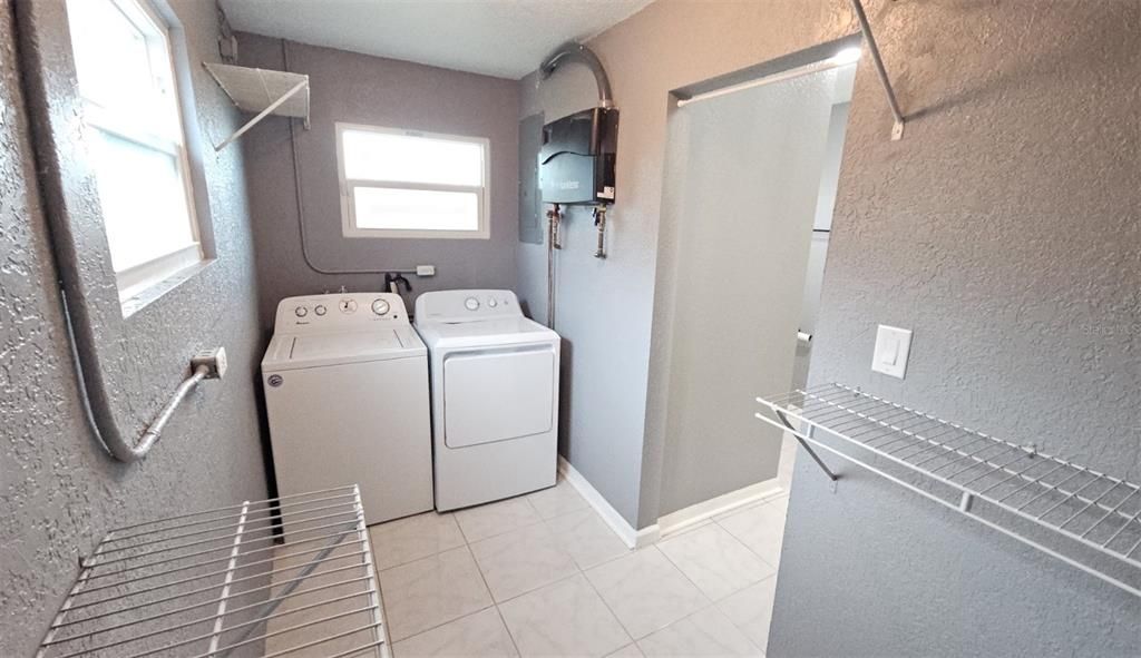 待售: $345,900 (4 贝兹, 2 浴室, 1427 平方英尺)