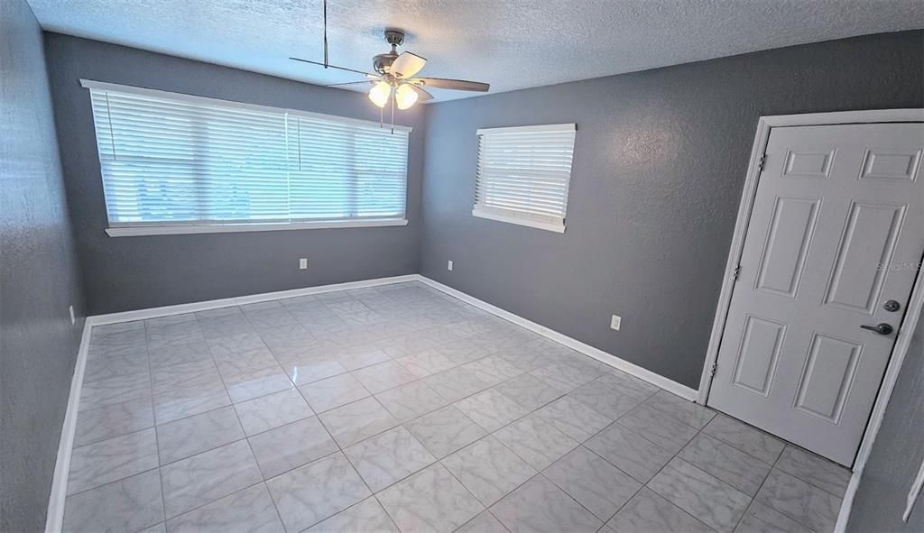 待售: $345,900 (4 贝兹, 2 浴室, 1427 平方英尺)