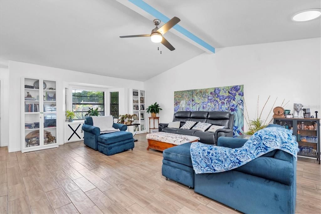 For Sale: $370,000 (4 beds, 2 baths, 2005 Square Feet)