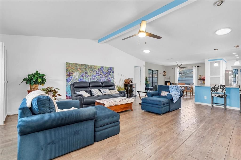 For Sale: $370,000 (4 beds, 2 baths, 2005 Square Feet)