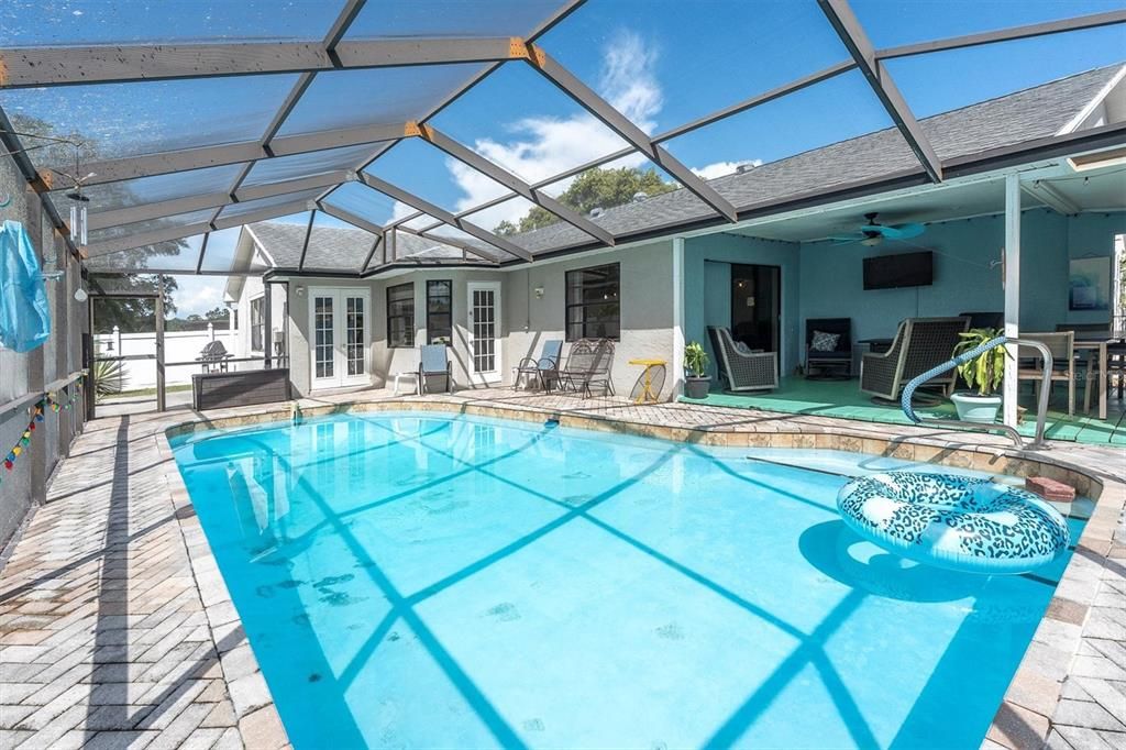 For Sale: $370,000 (4 beds, 2 baths, 2005 Square Feet)