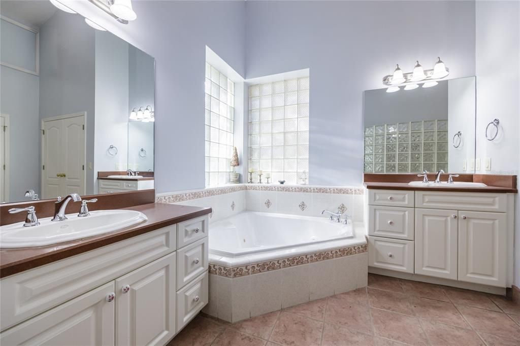 На продажу: $995,000 (5 спален, 4 ванн, 5349 Квадратных фут)