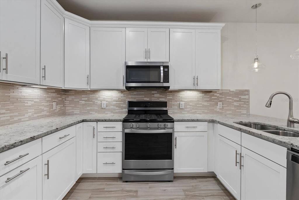 For Sale: $450,000 (3 beds, 3 baths, 1836 Square Feet)