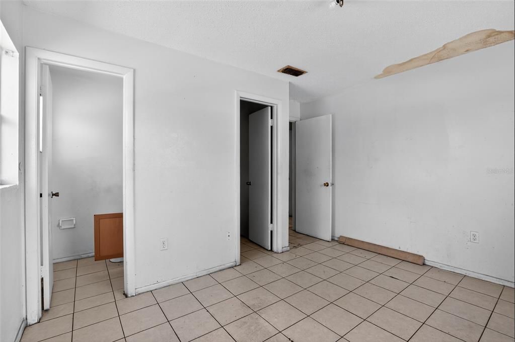 Под контрактом: $179,000 (2 спален, 2 ванн, 980 Квадратных фут)