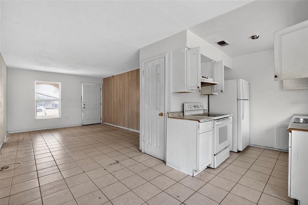 Под контрактом: $179,000 (2 спален, 2 ванн, 980 Квадратных фут)