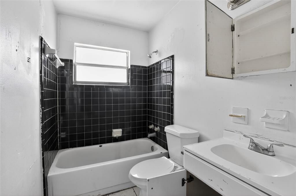 Под контрактом: $179,000 (2 спален, 2 ванн, 980 Квадратных фут)