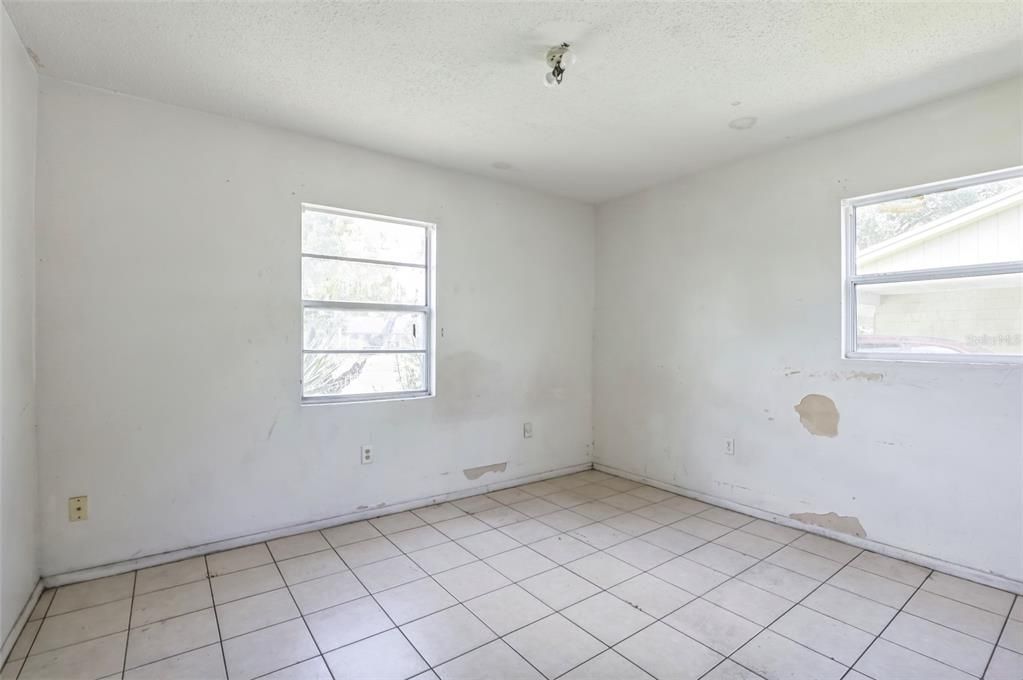 Под контрактом: $179,000 (2 спален, 2 ванн, 980 Квадратных фут)