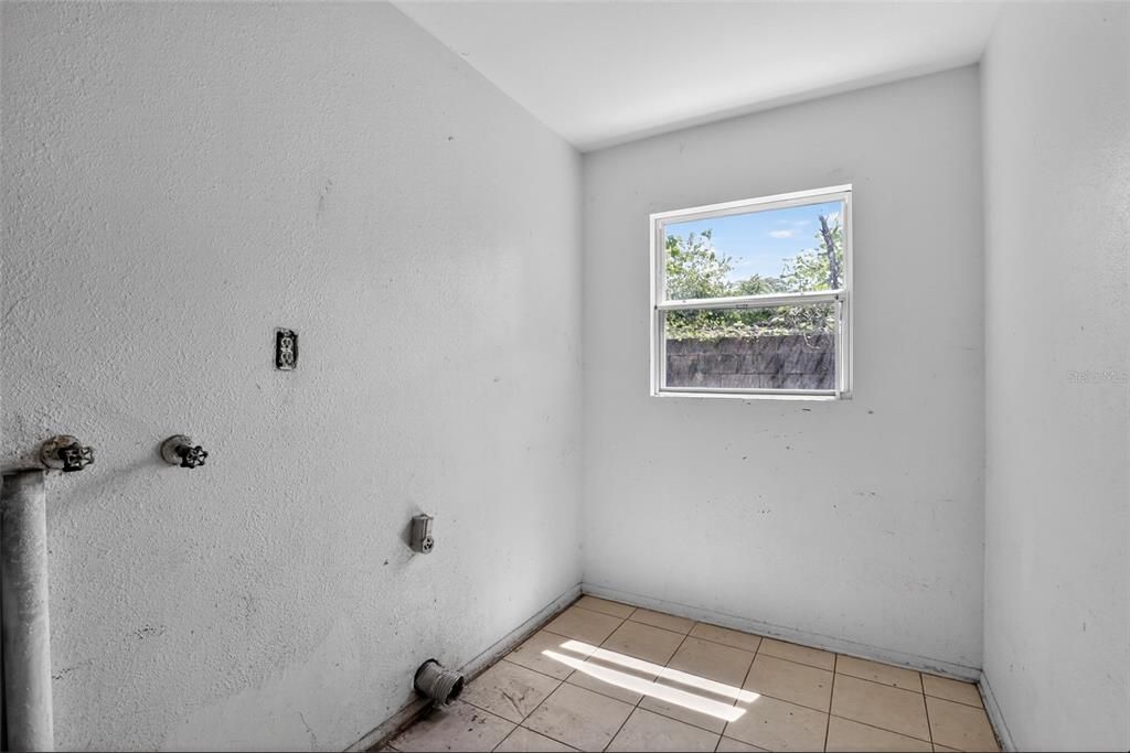 Под контрактом: $179,000 (2 спален, 2 ванн, 980 Квадратных фут)