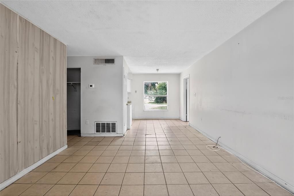 Под контрактом: $179,000 (2 спален, 2 ванн, 980 Квадратных фут)