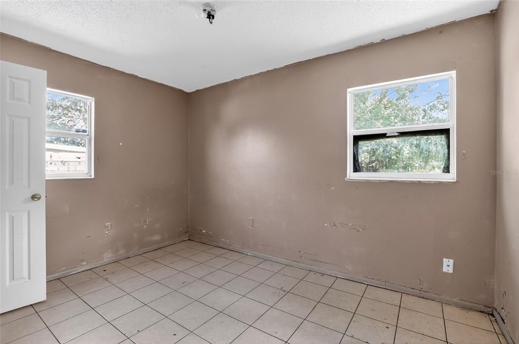 Под контрактом: $179,000 (2 спален, 2 ванн, 980 Квадратных фут)