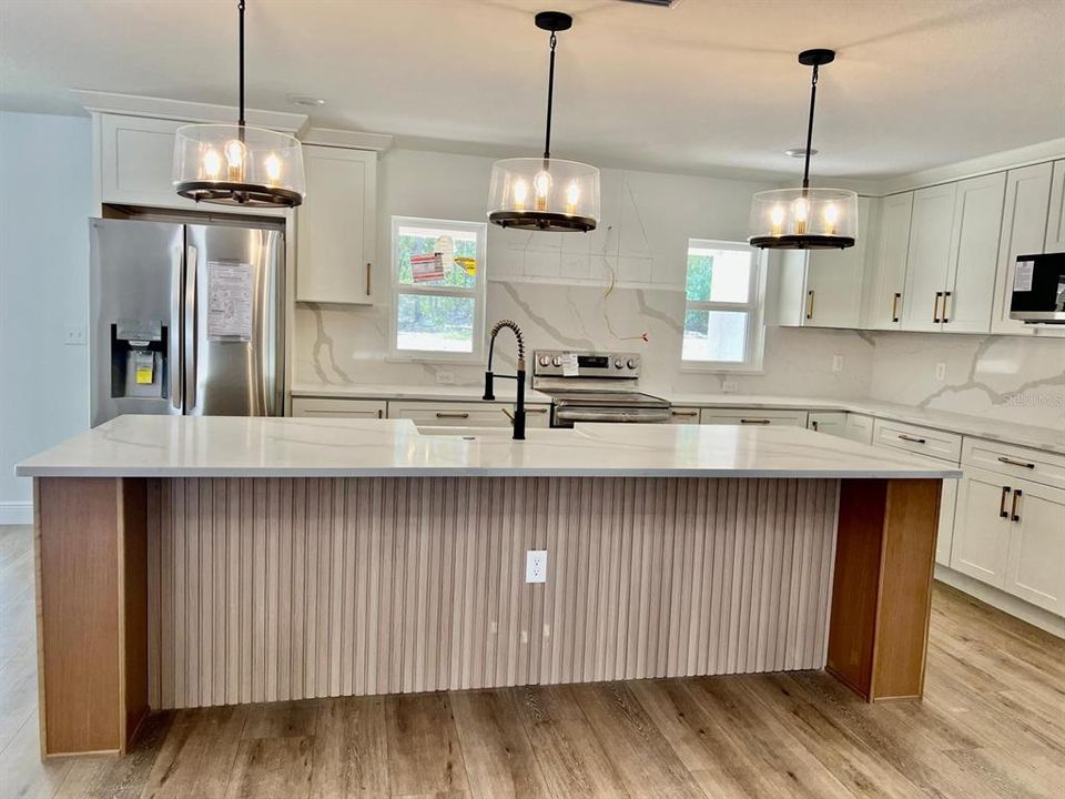 На продажу: $559,500 (4 спален, 3 ванн, 2200 Квадратных фут)