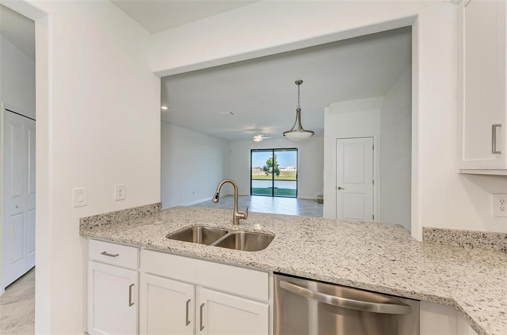 Activo con contrato: $329,000 (3 camas, 2 baños, 1925 Pies cuadrados)