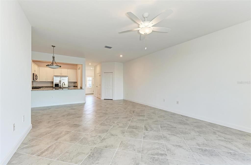 Activo con contrato: $329,000 (3 camas, 2 baños, 1925 Pies cuadrados)